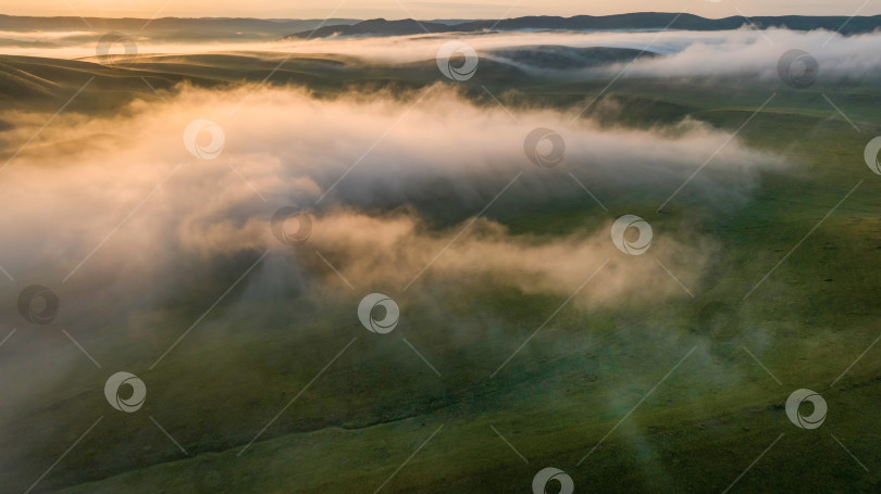 Скачать густые утренние облака над холмистой долиной фотосток Ozero