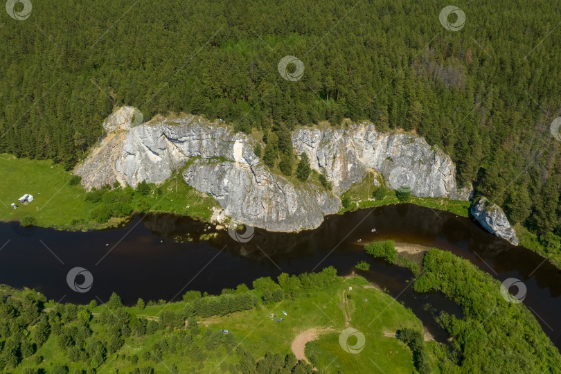 Скачать Скала в густом лесу у реки фотосток Ozero