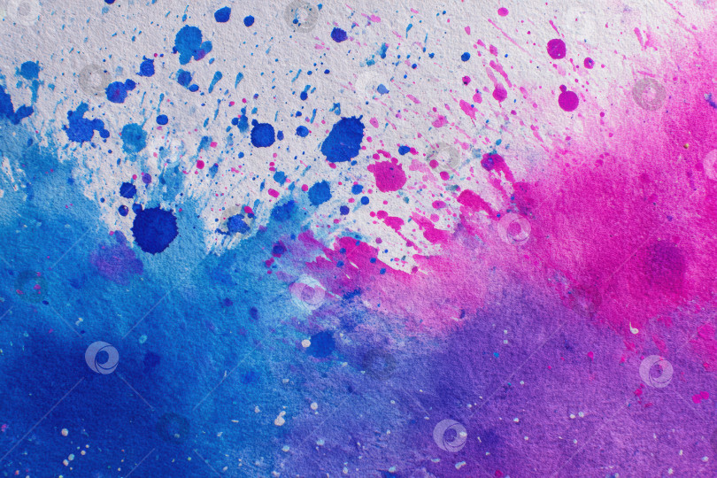 Скачать Яркая акварельная иллюстрация с вкраплениями синих, розовых и фиолетовых оттенков, смешивающихся друг с другом, создает абстрактное художественное выражение с динамичными текстурами и плавным движением фотосток Ozero