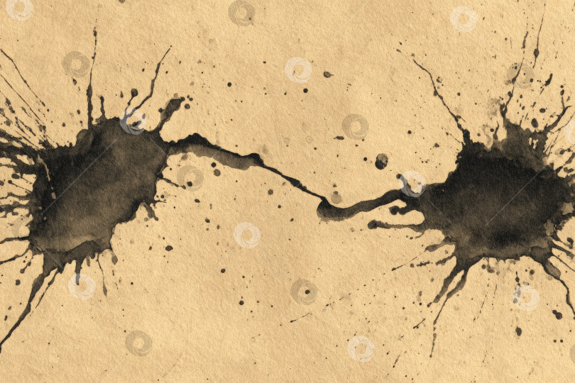Скачать Абстрактные брызги черных чернил на текстурированном фоне коричневой бумаги создают динамичный визуальный эффект, демонстрирующий художественное самовыражение и креативность в дизайне и иллюстрации фотосток Ozero
