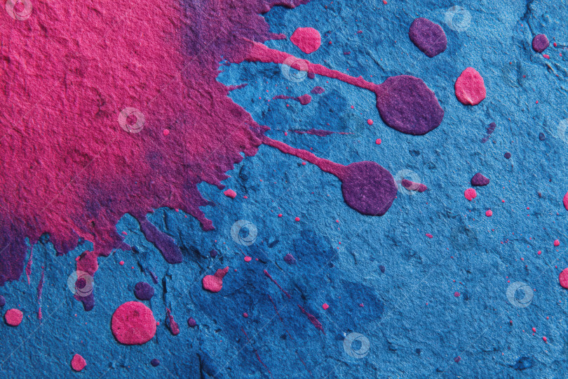 Скачать Яркая абстрактная акварельная иллюстрация с розовыми и фиолетовыми вкраплениями на текстурированном синем фоне создает динамичный и художественный визуальный эффект фотосток Ozero