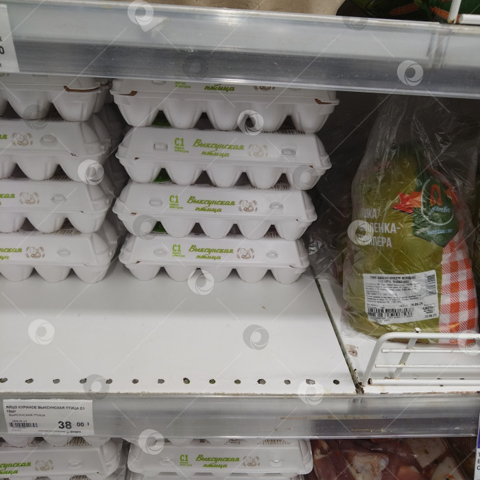 Скачать Отдел куриных яиц в магазине "Smart". фотосток Ozero