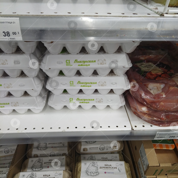 Скачать Отдел куриных яиц в магазине "Smart". фотосток Ozero