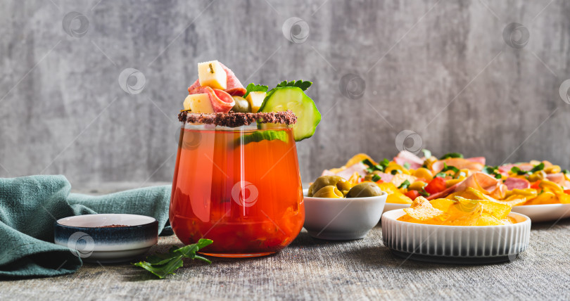 Скачать Закусочные с сыром, салями, оливками и овощами в бокалах на веб-баннере "Стол" фотосток Ozero