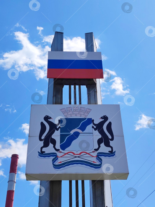 Скачать Герб Новосибирской области на стелле. фотосток Ozero