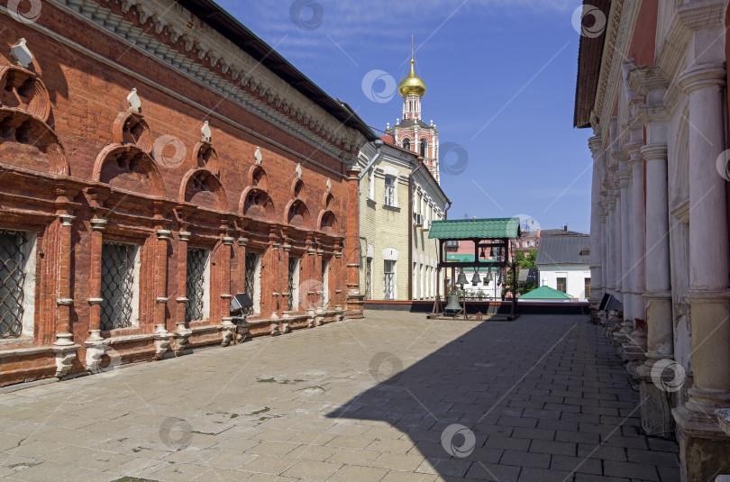 Скачать Небольшая колокольня в православном монастыре в Москве. фотосток Ozero