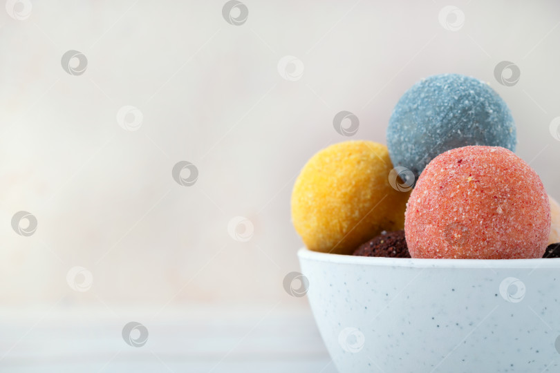 Скачать Конфеты из сухофруктов и орехов со вкусом ягод, лимона и лаванды фотосток Ozero