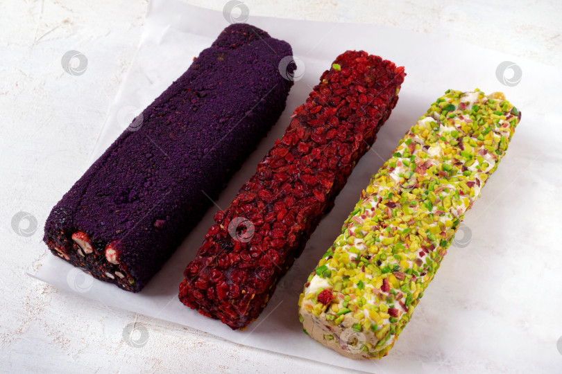 Скачать Рулетики из рахат-лукума с сушеной клюквой, фисташками, жареным фундуком и порошком из сублимированных ягод фотосток Ozero