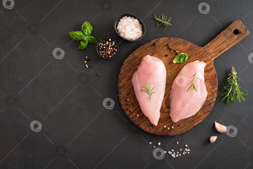 Скачать Сырое филе куриной грудки фотосток Ozero