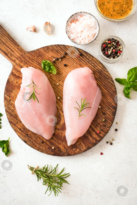 Скачать Сырое филе куриной грудки фотосток Ozero