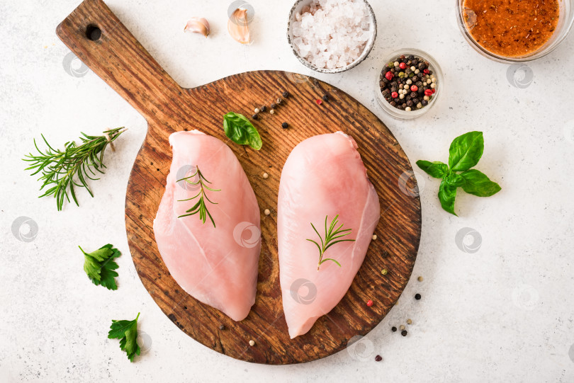 Скачать Сырое филе куриной грудки фотосток Ozero