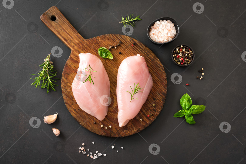 Скачать Сырое филе куриной грудки фотосток Ozero