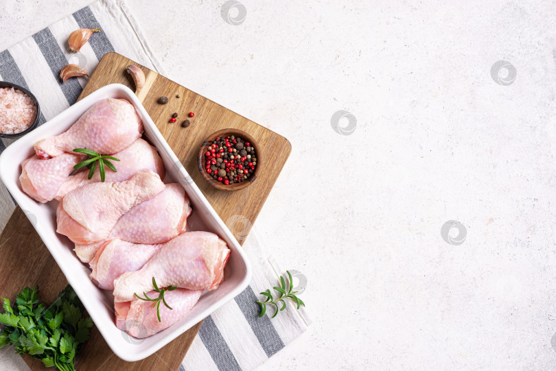 Скачать Сырые куриные ножки фотосток Ozero