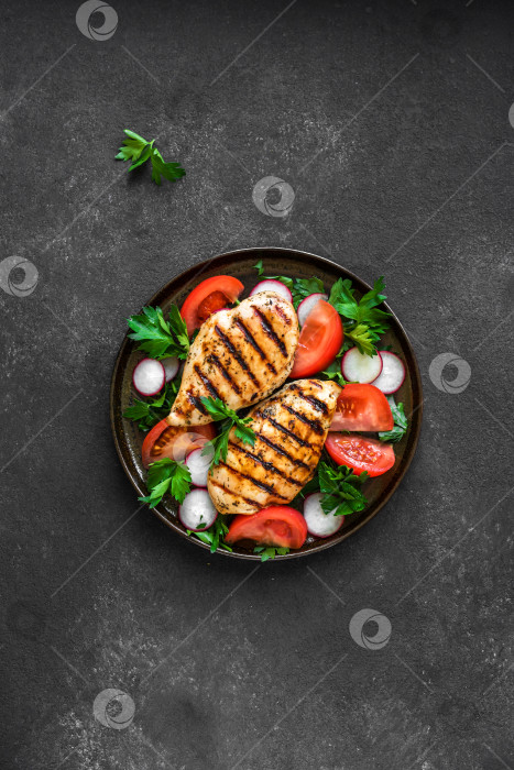 Скачать Курица-гриль с овощами фотосток Ozero