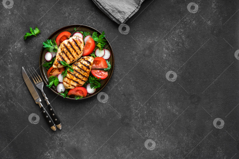Скачать Курица-гриль с овощами фотосток Ozero