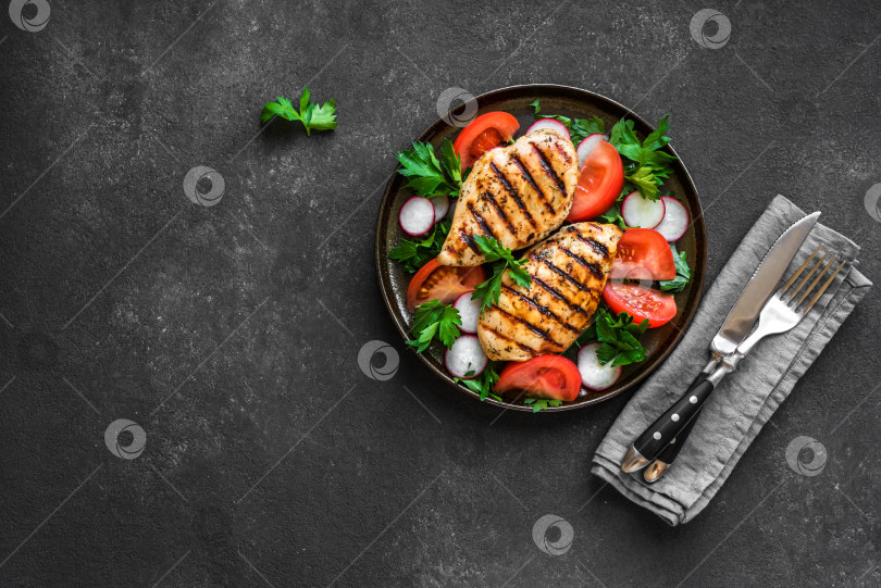 Скачать Курица-гриль с овощами фотосток Ozero