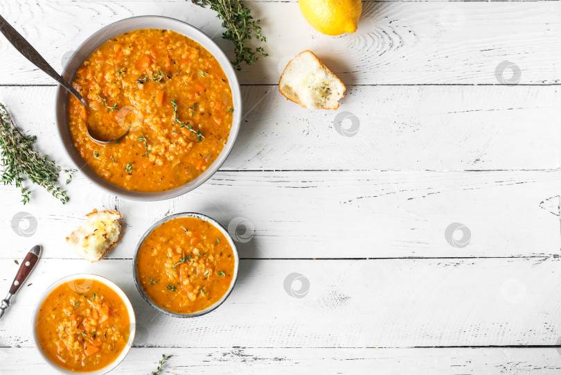 Скачать Суп из красной чечевицы с овощами фотосток Ozero