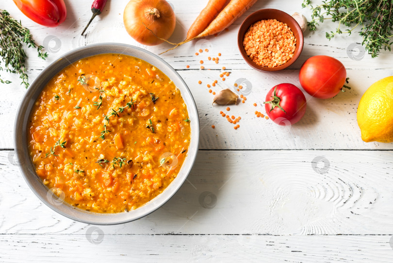 Скачать Суп из красной чечевицы с овощами фотосток Ozero