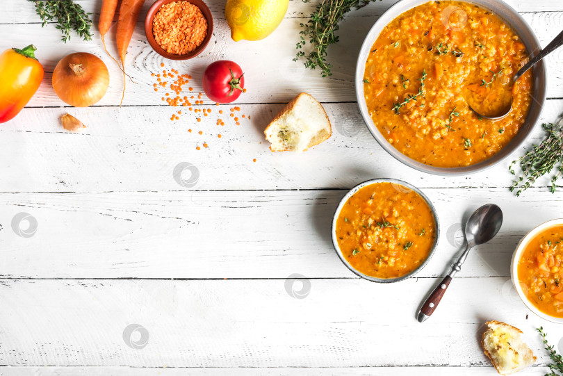 Скачать Суп из красной чечевицы с овощами фотосток Ozero