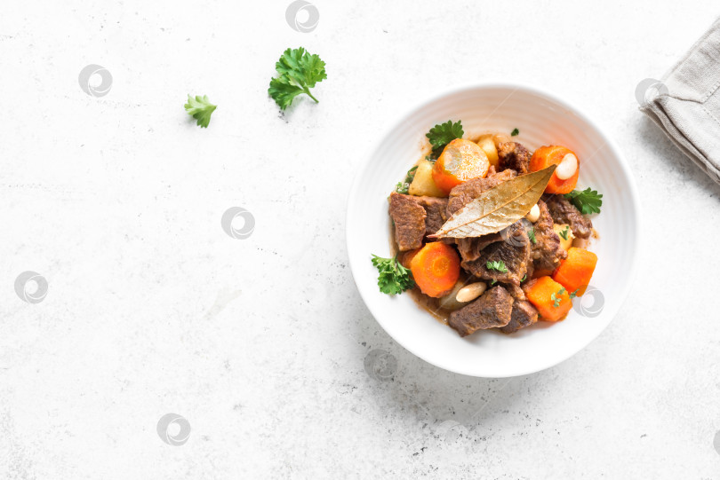 Скачать Тушеное мясо с овощами фотосток Ozero