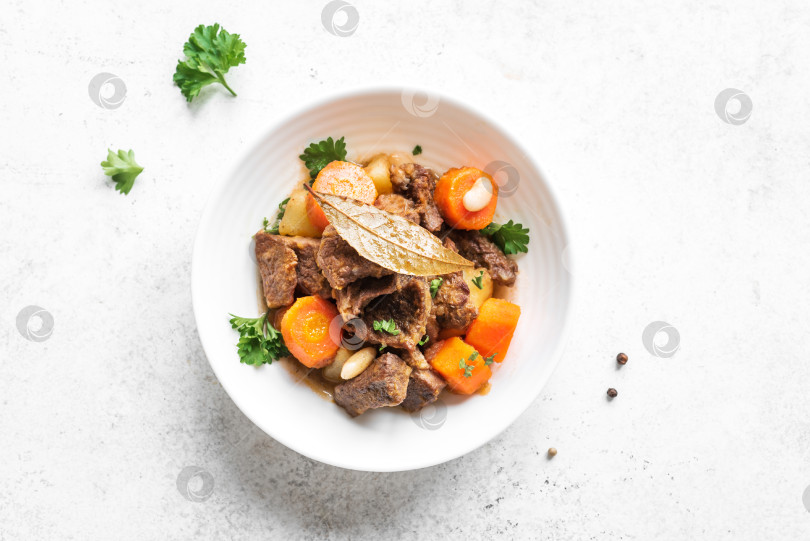 Скачать Тушеное мясо с овощами фотосток Ozero