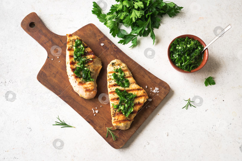 Скачать Куриный стейк с соусом Чимичурри фотосток Ozero