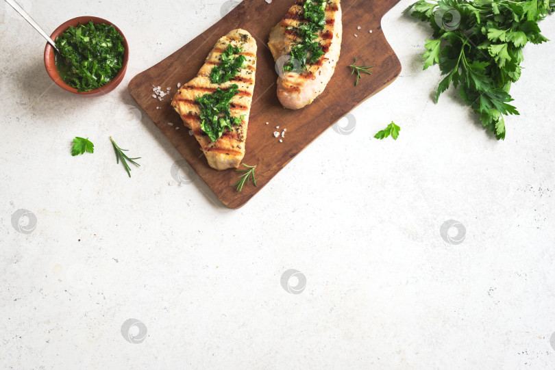 Скачать Куриная грудка с соусом Чимичурри фотосток Ozero