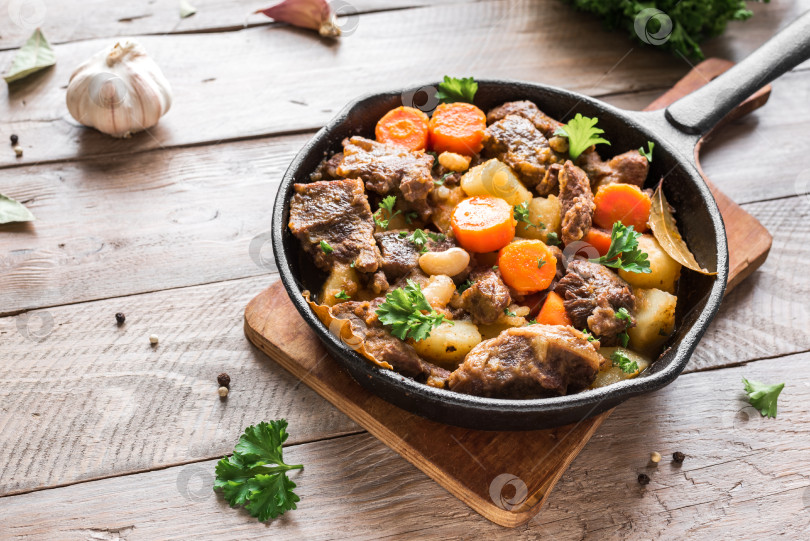 Скачать Тушеное мясо с овощами фотосток Ozero