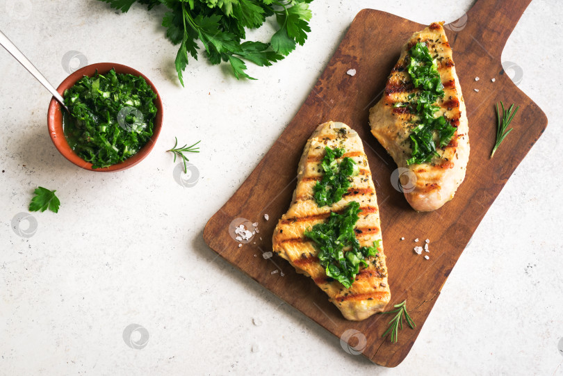 Скачать Куриный стейк с соусом Чимичурри фотосток Ozero