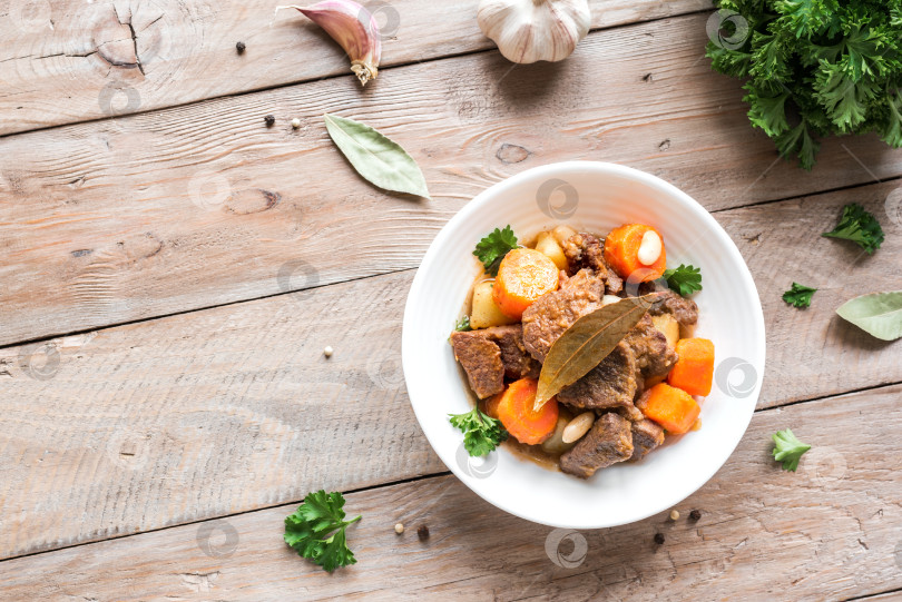 Скачать Тушеное мясо с овощами фотосток Ozero