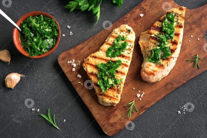 Скачать Куриная грудка с соусом Чимичурри фотосток Ozero
