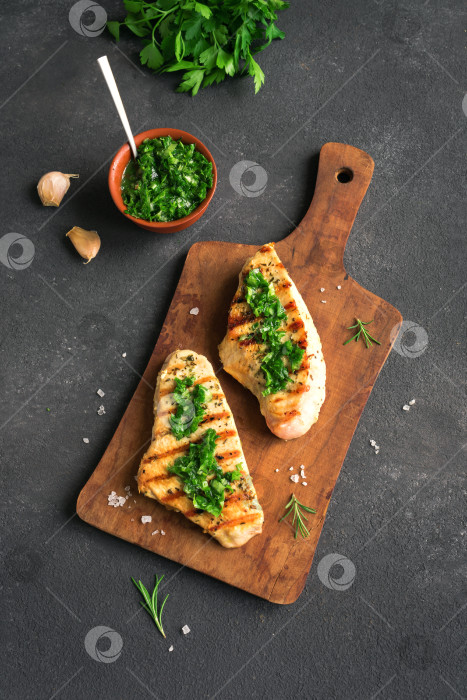 Скачать Куриная грудка с соусом Чимичурри фотосток Ozero