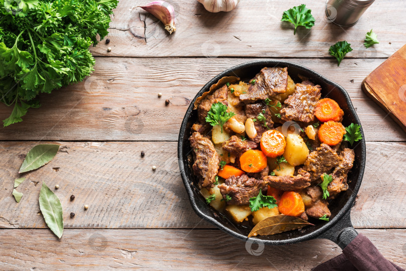 Скачать Тушеное мясо с овощами фотосток Ozero
