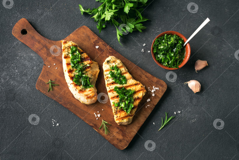 Скачать Куриный стейк с соусом Чимичурри фотосток Ozero