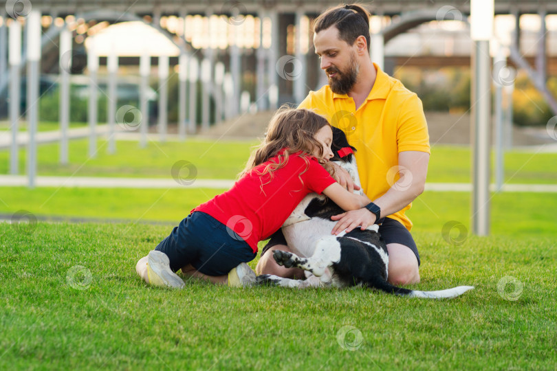 Скачать Счастливая семья на прогулке с собакой фотосток Ozero