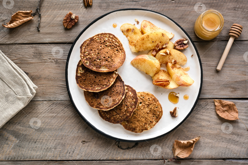 Скачать Pancakes with caramelized apples and pecans фотосток Ozero