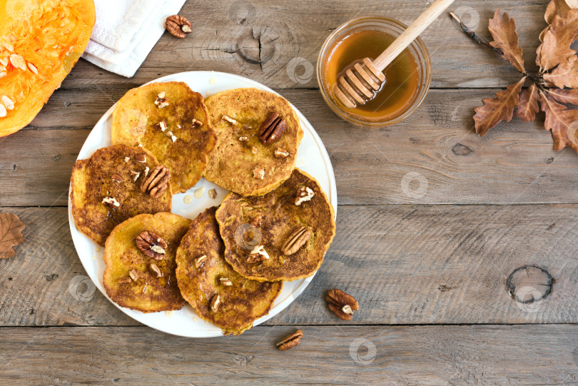 Скачать Pumpkin pancakes with pecan and honey фотосток Ozero