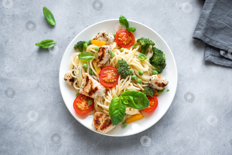 Скачать Паста с курицей и овощами фотосток Ozero