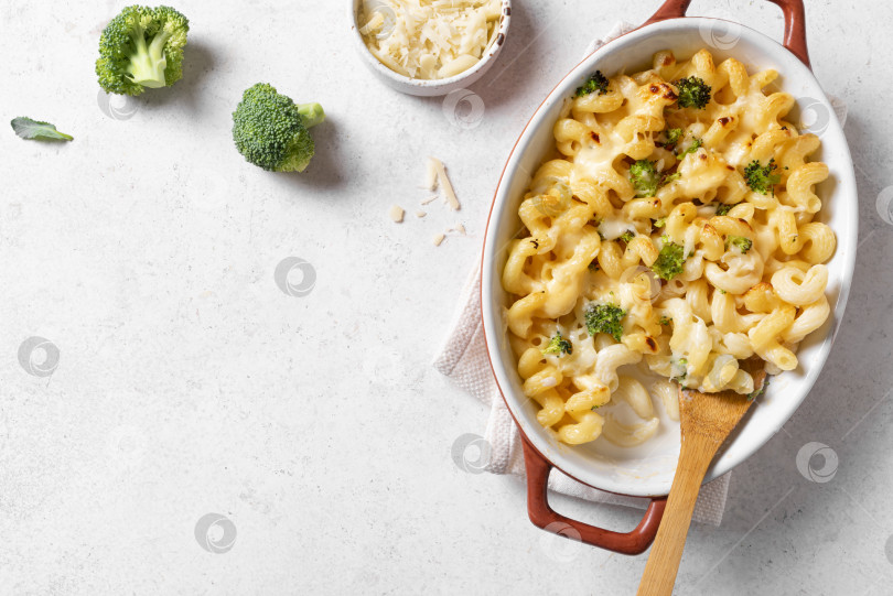 Скачать Макароны с сыром и брокколи фотосток Ozero