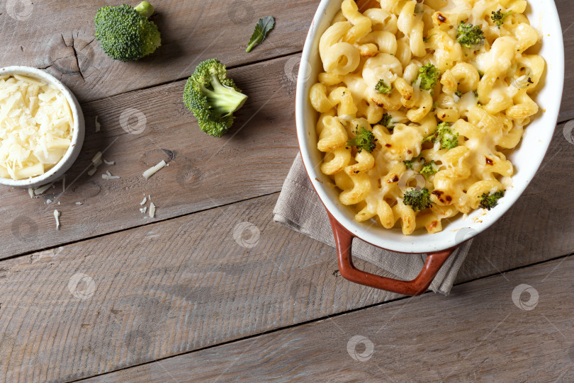 Скачать Макароны с сыром и брокколи фотосток Ozero