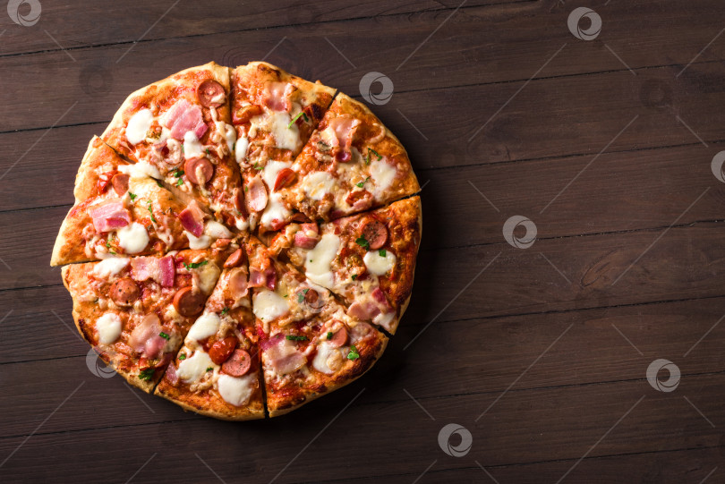 Скачать Пицца для любителей мяса с беконом и сосисками фотосток Ozero
