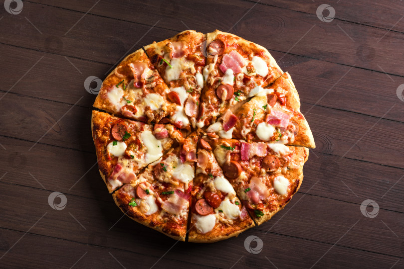 Скачать Пицца для любителей мяса с беконом и сосисками фотосток Ozero
