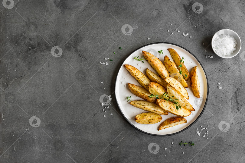 Скачать Дольки запеченного картофеля фотосток Ozero