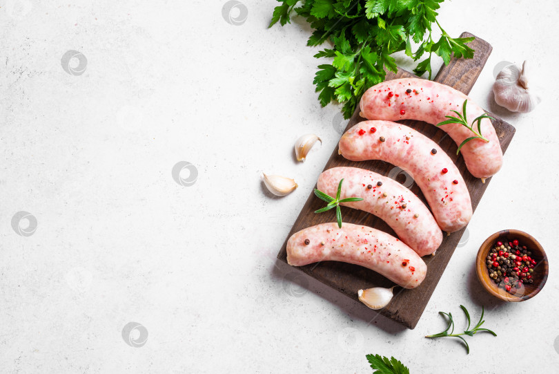 Скачать Сырокопченые сосиски со специями и розмарином фотосток Ozero