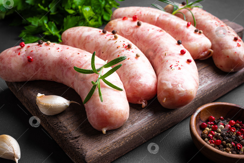 Скачать Сырокопченые сосиски со специями и розмарином фотосток Ozero