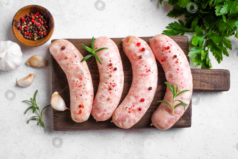 Скачать Сырокопченые сосиски со специями и розмарином фотосток Ozero