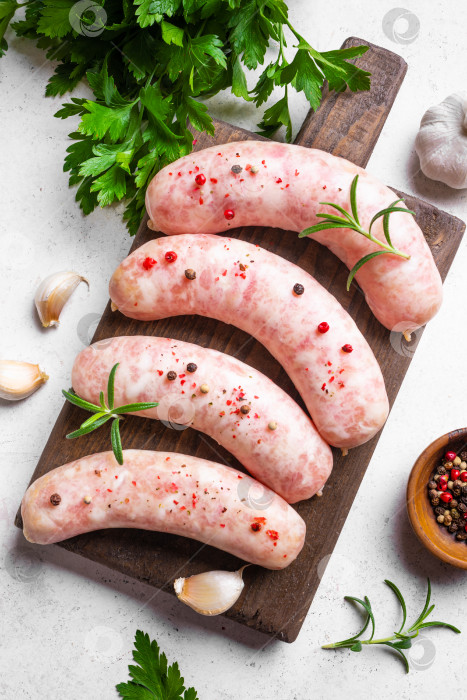 Скачать Сырокопченые сосиски со специями и розмарином фотосток Ozero