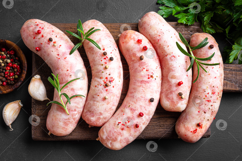 Скачать Сырокопченые сосиски со специями и розмарином фотосток Ozero
