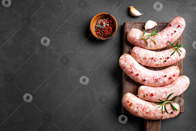 Скачать Сырокопченые сосиски со специями и розмарином фотосток Ozero