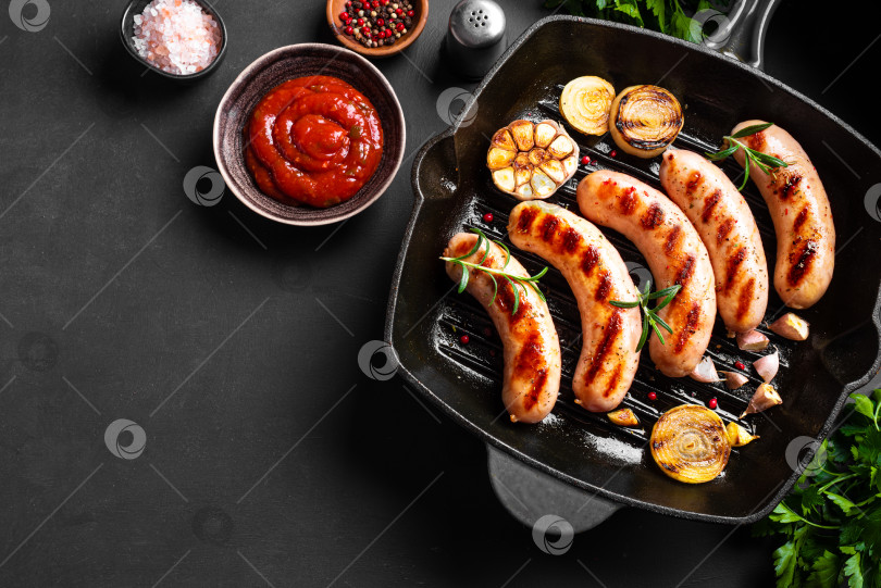 Скачать Сосиски-гриль с овощами и розмарином фотосток Ozero